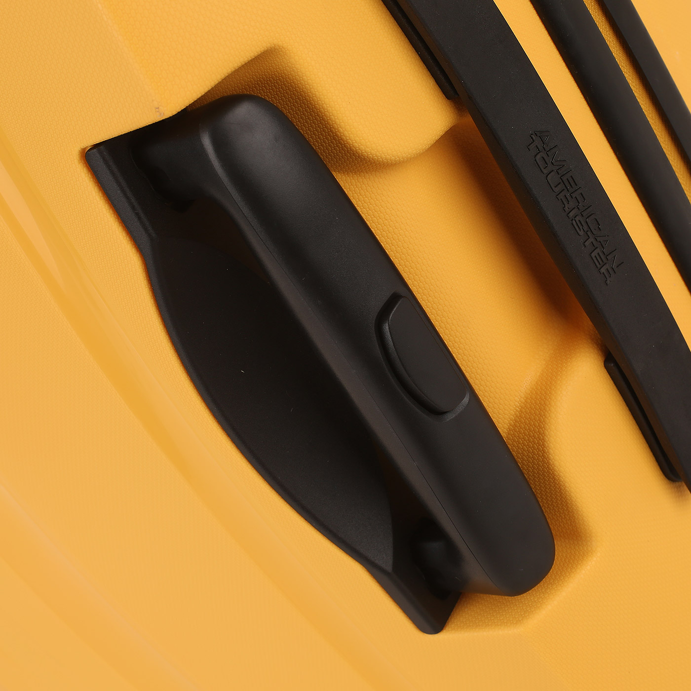 Чемодан средний M из полипропилена с кодовым замком American Tourister Bon Air