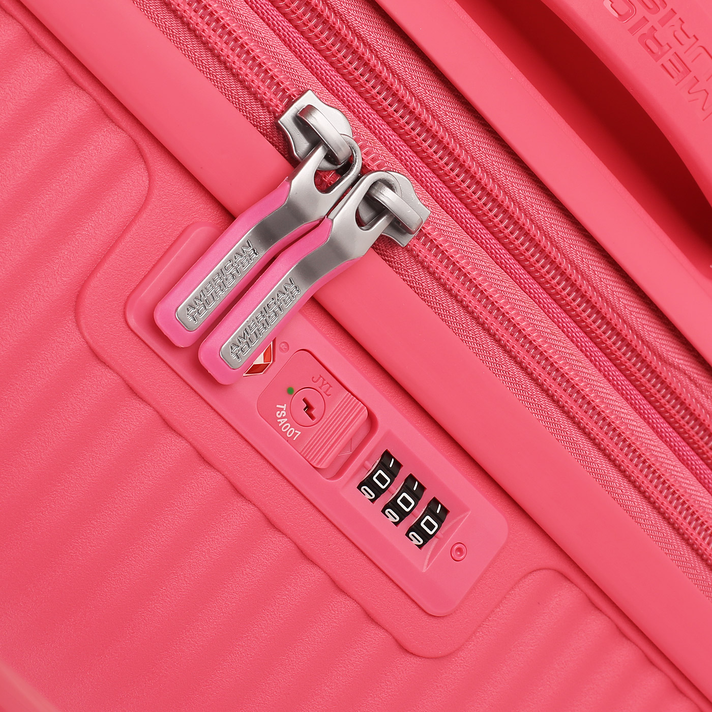 Чемодан средний M из полипропилена с кодовым замком American Tourister Soundbox