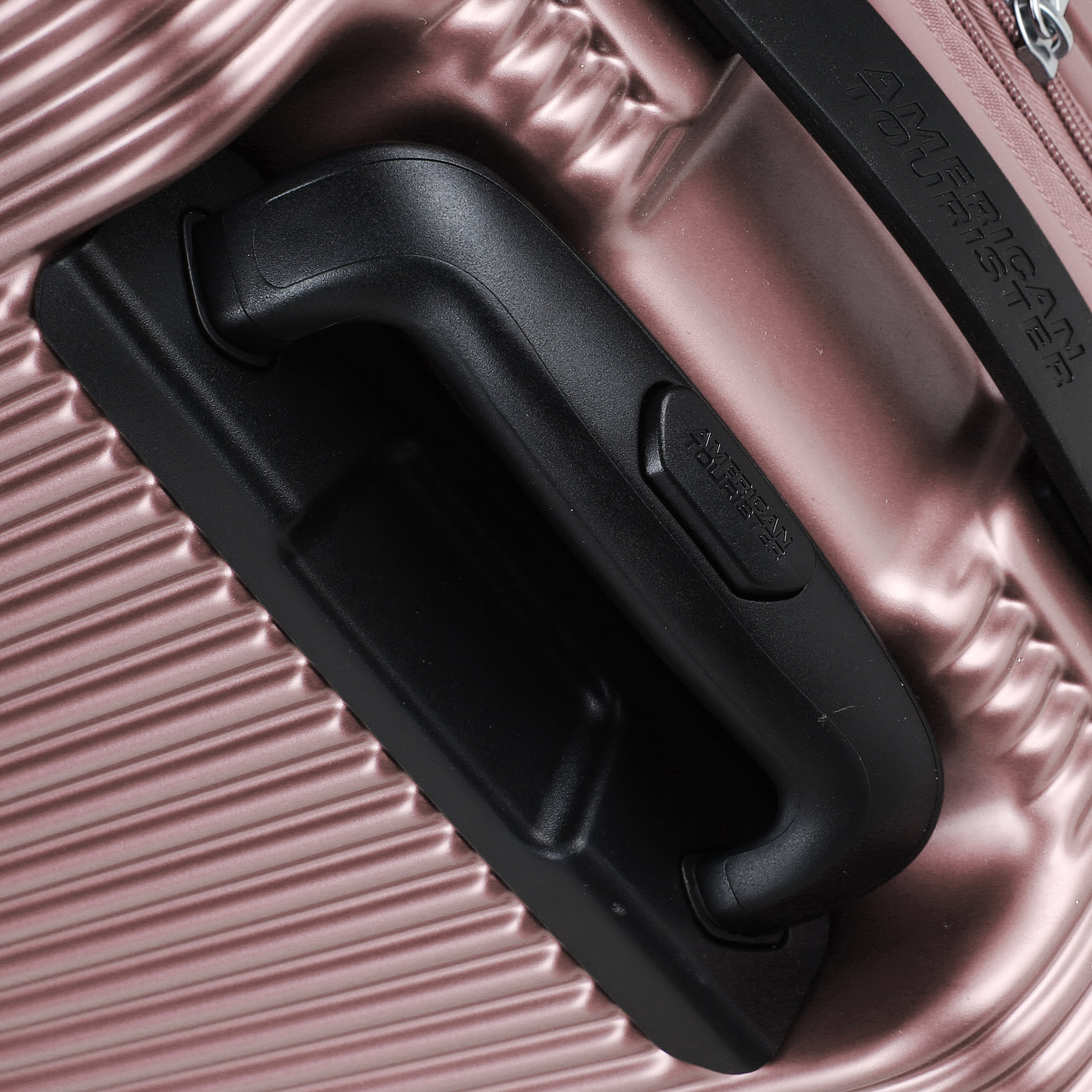 Чемодан средний M из поликарбоната с кодовым замком American Tourister Modern Dream