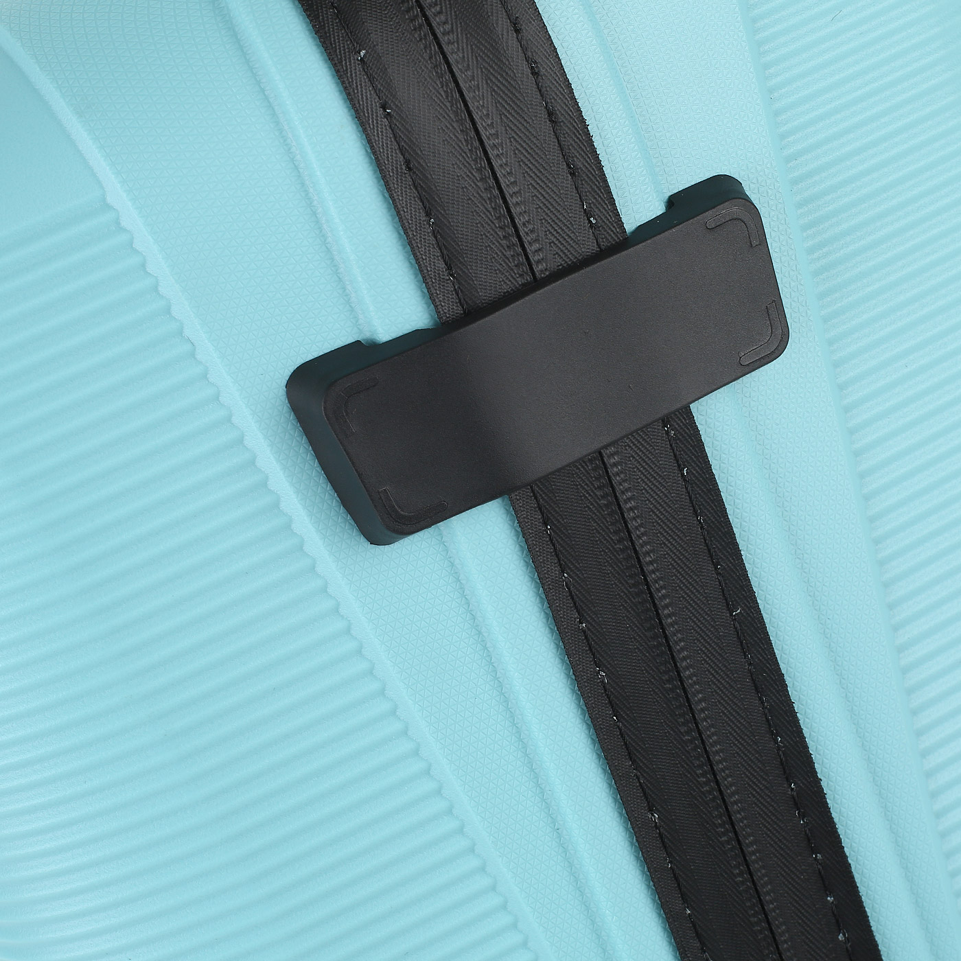 Чемодан средний M из полипропилена с кодовым замком American Tourister Airconic