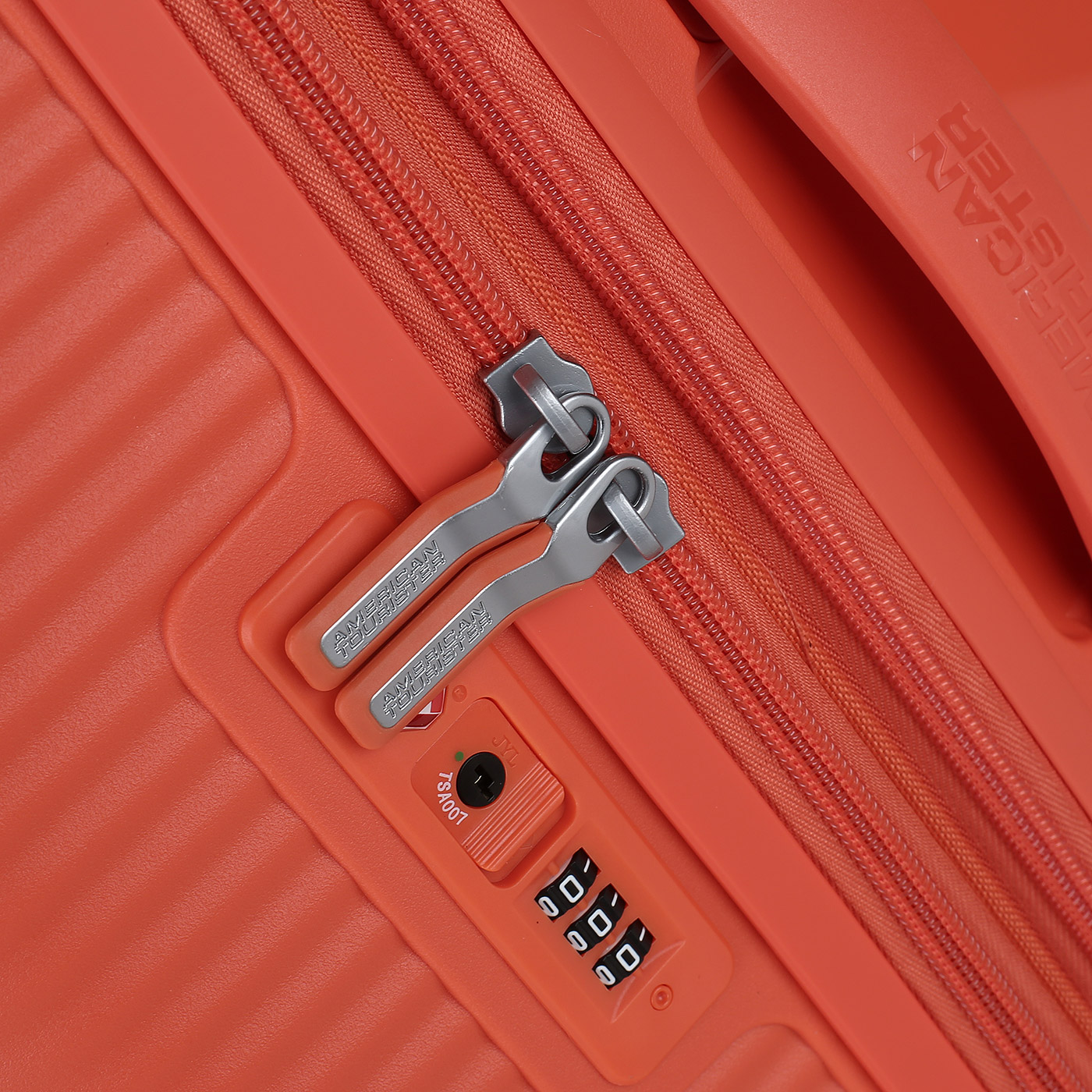 Чемодан средний M из полипропилена с кодовым замком American Tourister Soundbox