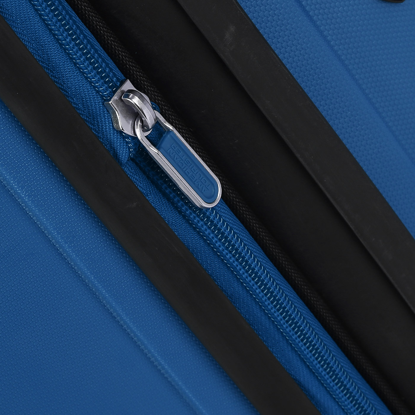 Чемодан средний M из полипропилена с кодовым замком American Tourister Bon Air