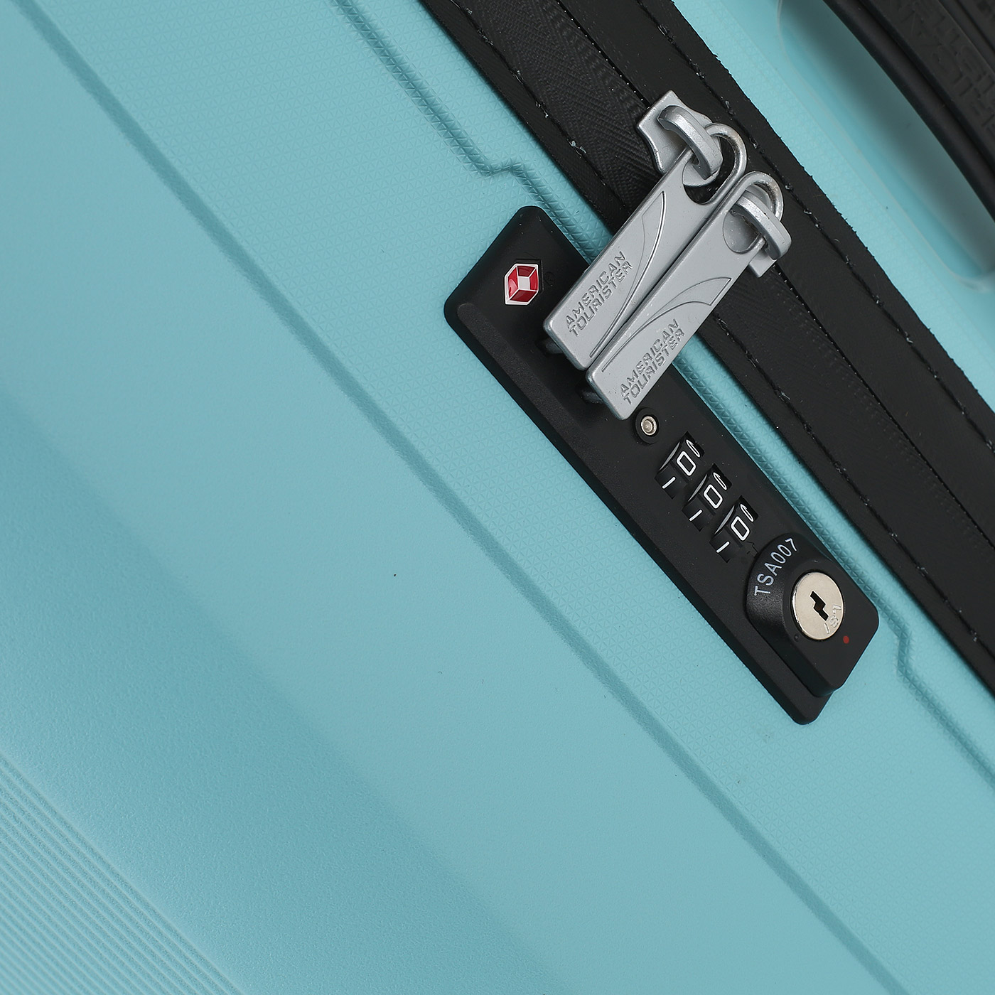 Чемодан средний M из полипропилена с кодовым замком American Tourister Airconic