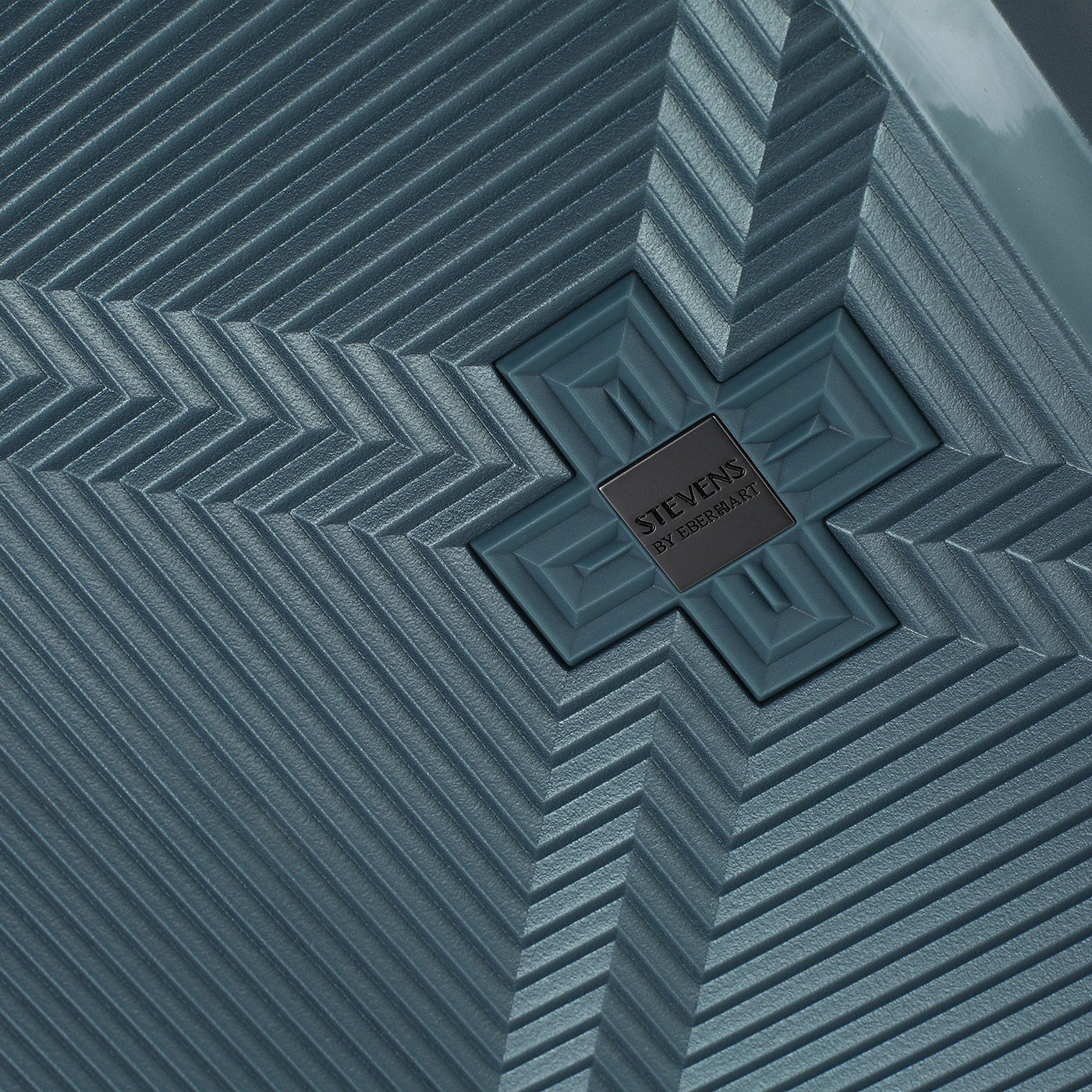 Чемодан большой L из полипропилена с кодовым замком Stevens Breeze