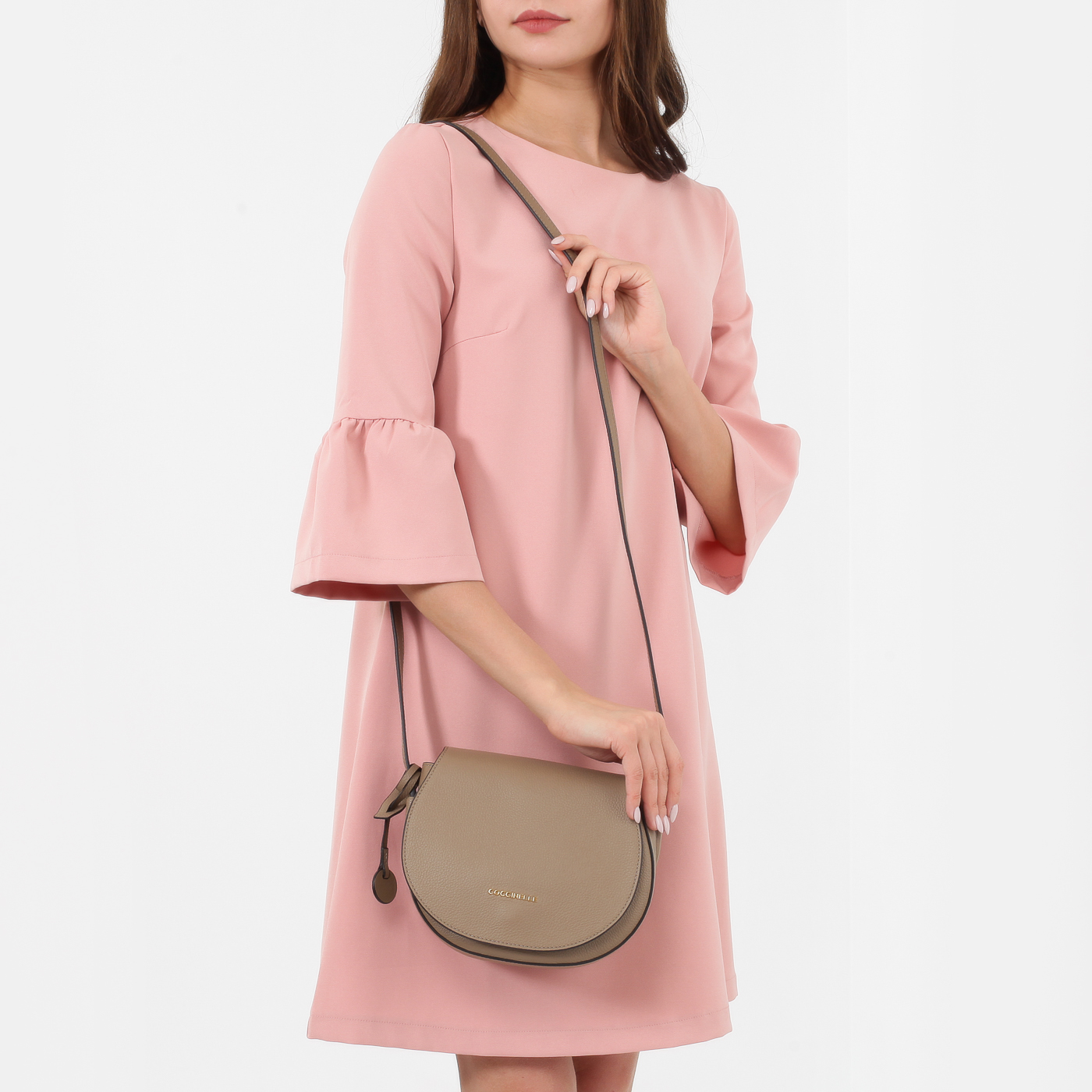 Сумочка с фирменным брелоком Coccinelle Clementine soft