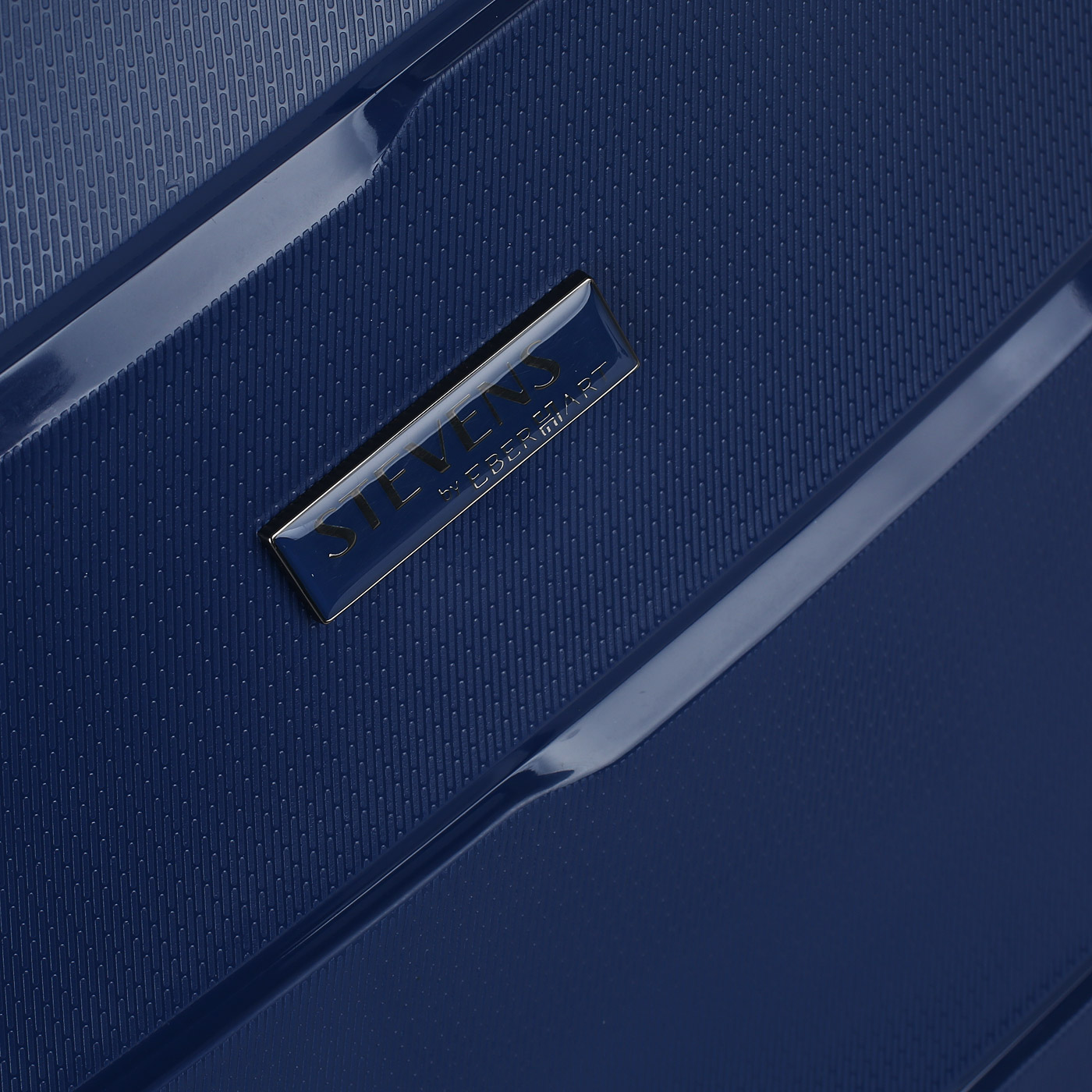 Чемодан средний M из полипропилена с кодовым замком Stevens Soho 2.0