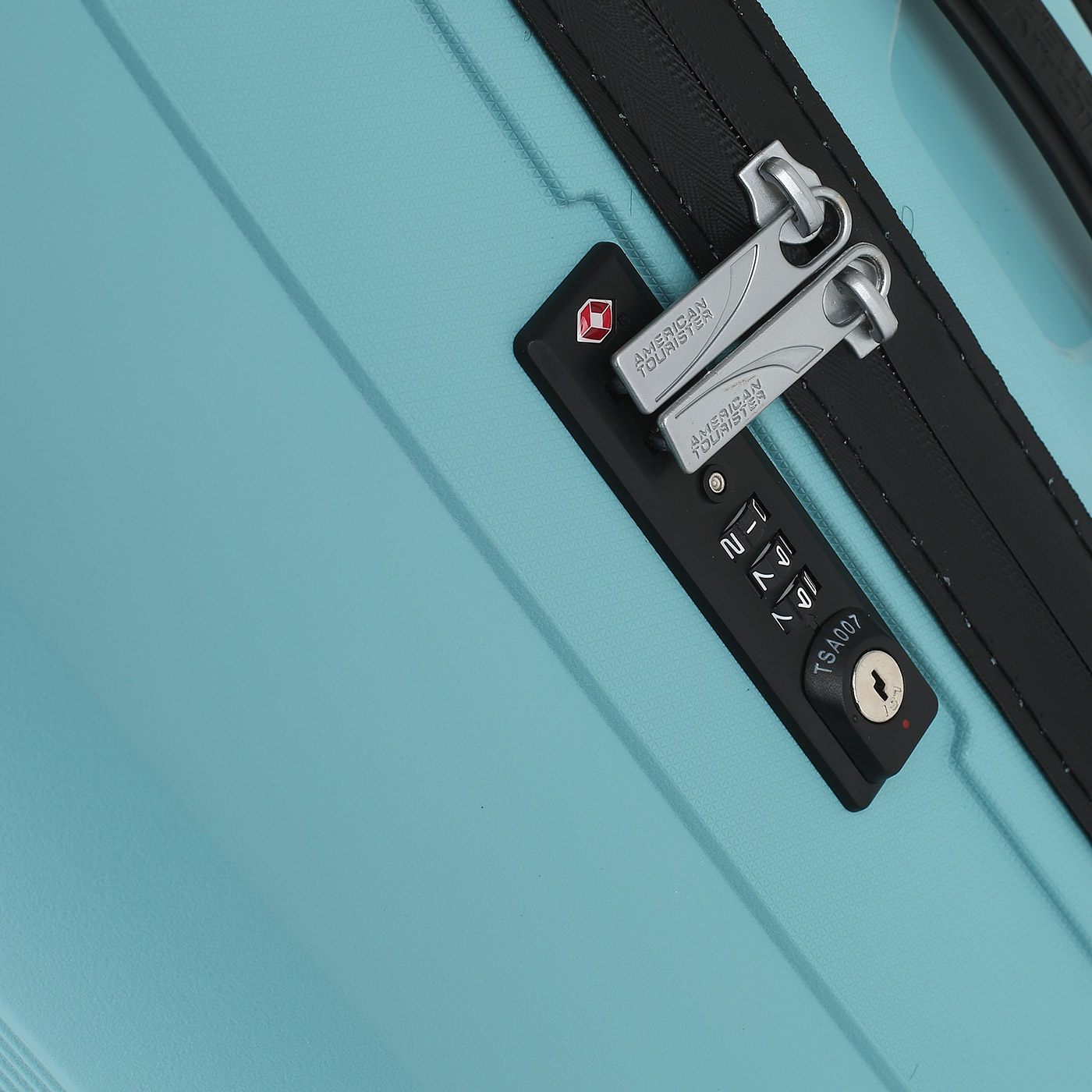 Чемодан большой L из полипропилена с кодовым замком American Tourister Airconic