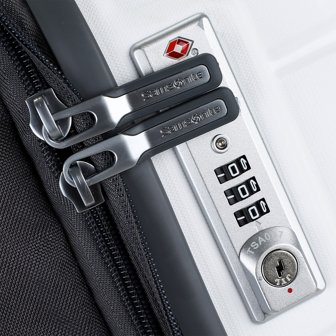 Чемодан средний M из полипропилена с кодовым замком Samsonite Flux