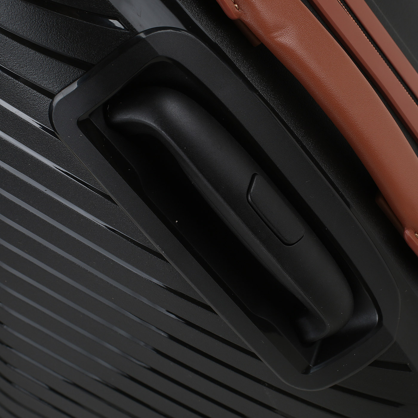 Чемодан средний M из полипропилена с кодовым замком Eberhart Delight DLX