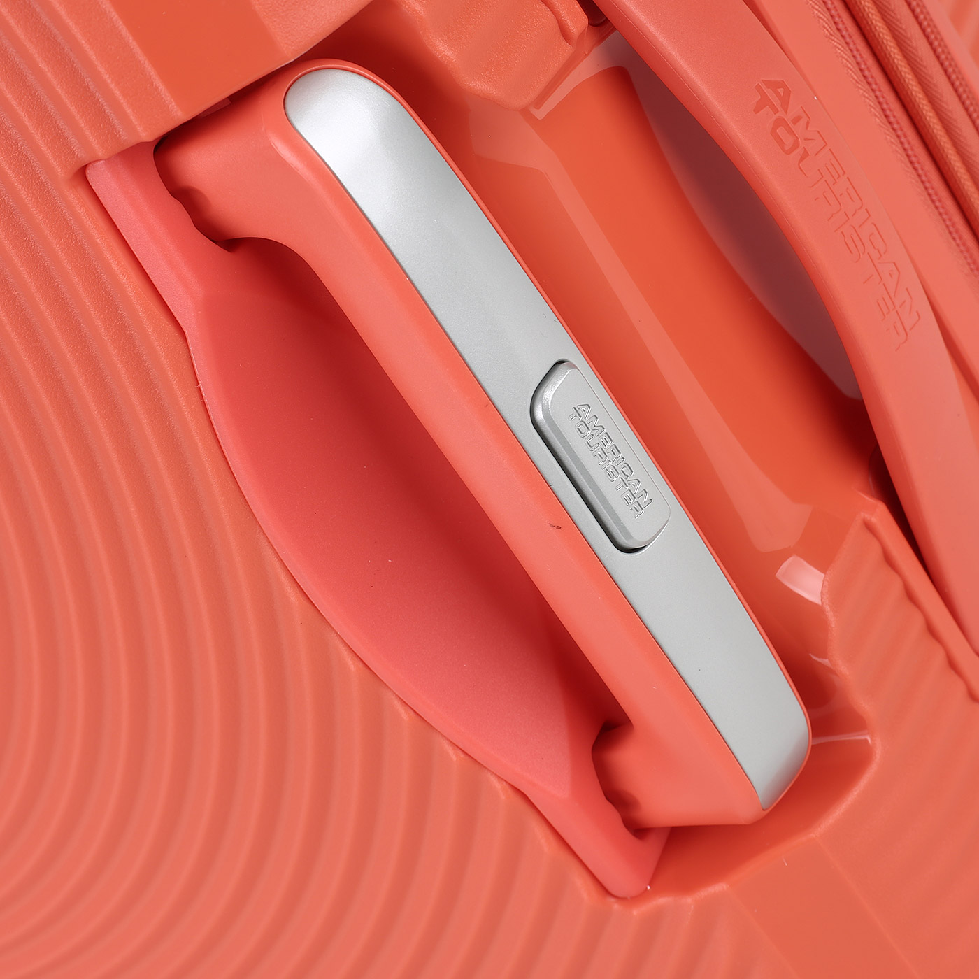 Чемодан средний M из полипропилена с кодовым замком American Tourister Soundbox