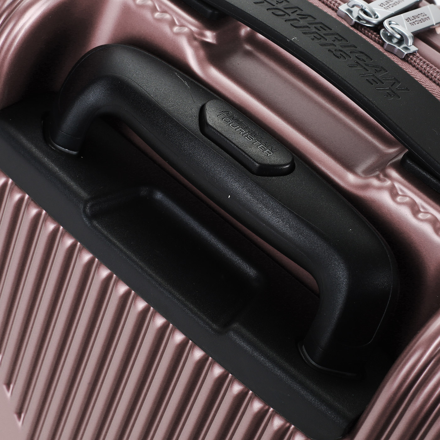 Чемодан для ручной клади из поликарбоната с кодовым замком American Tourister Modern Dream