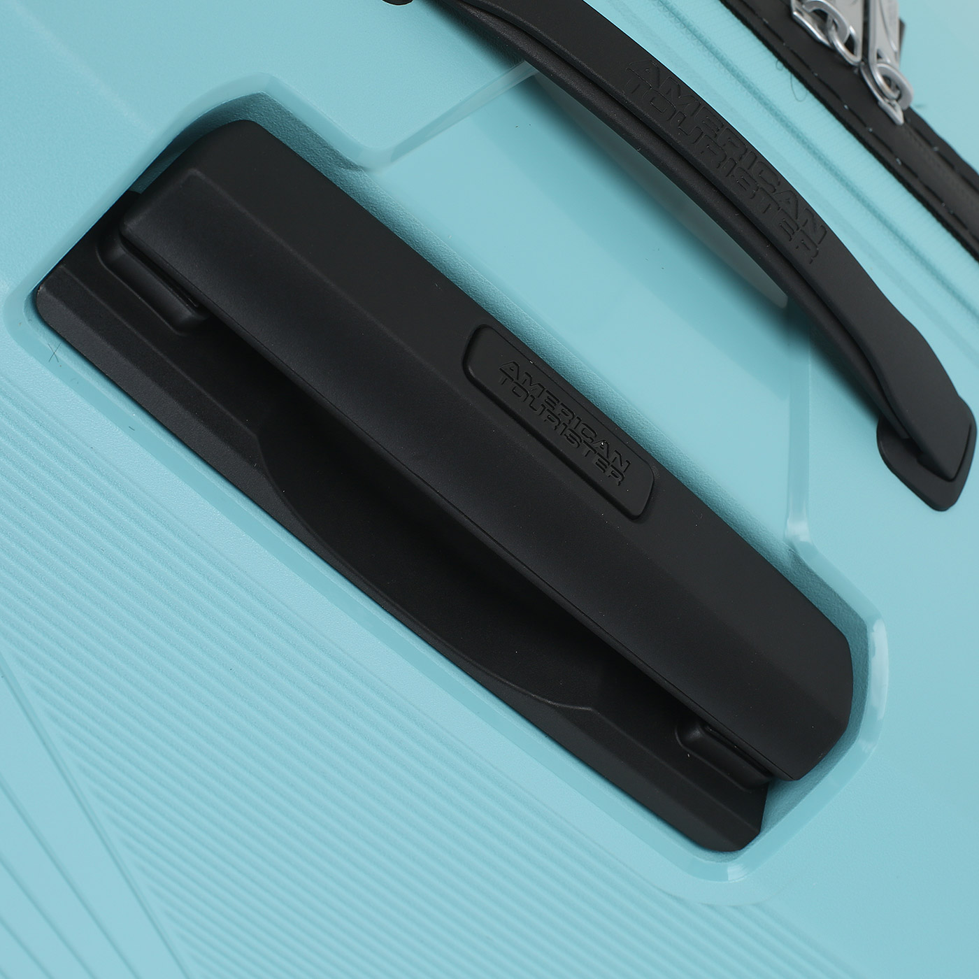 Чемодан большой L из полипропилена с кодовым замком American Tourister Airconic