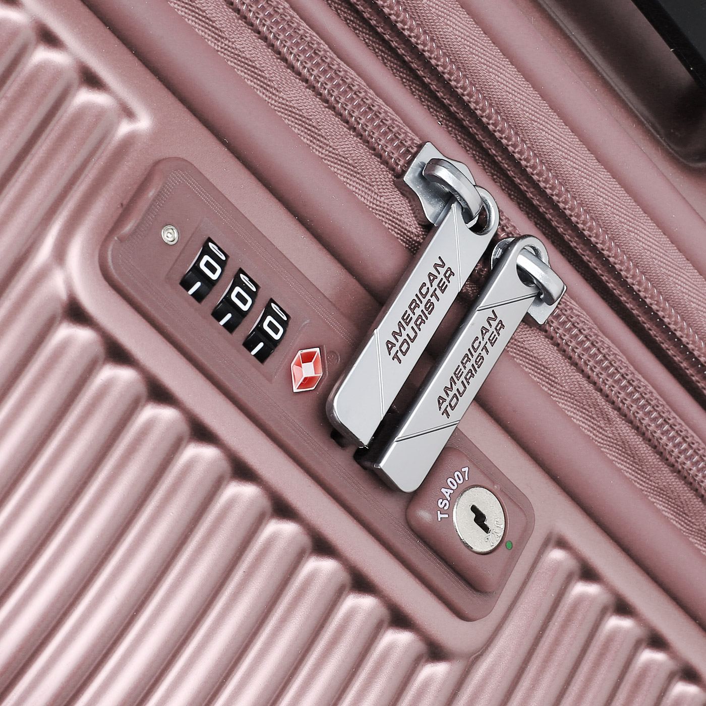 Чемодан большой L из поликарбоната с кодовым замком American Tourister Modern Dream