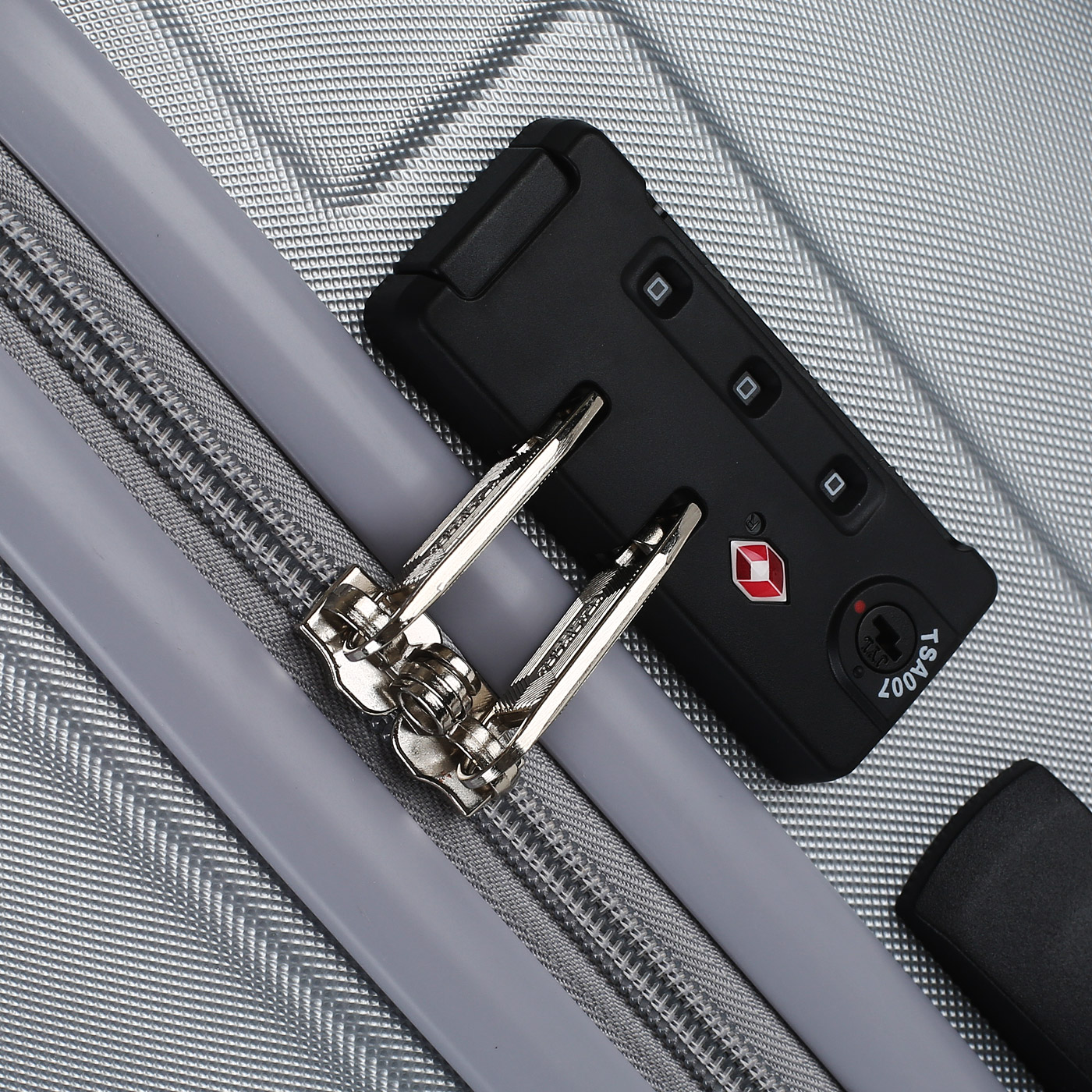 Чемодан средний M из ABS-пластика с кодовым замком American Tourister Trillion