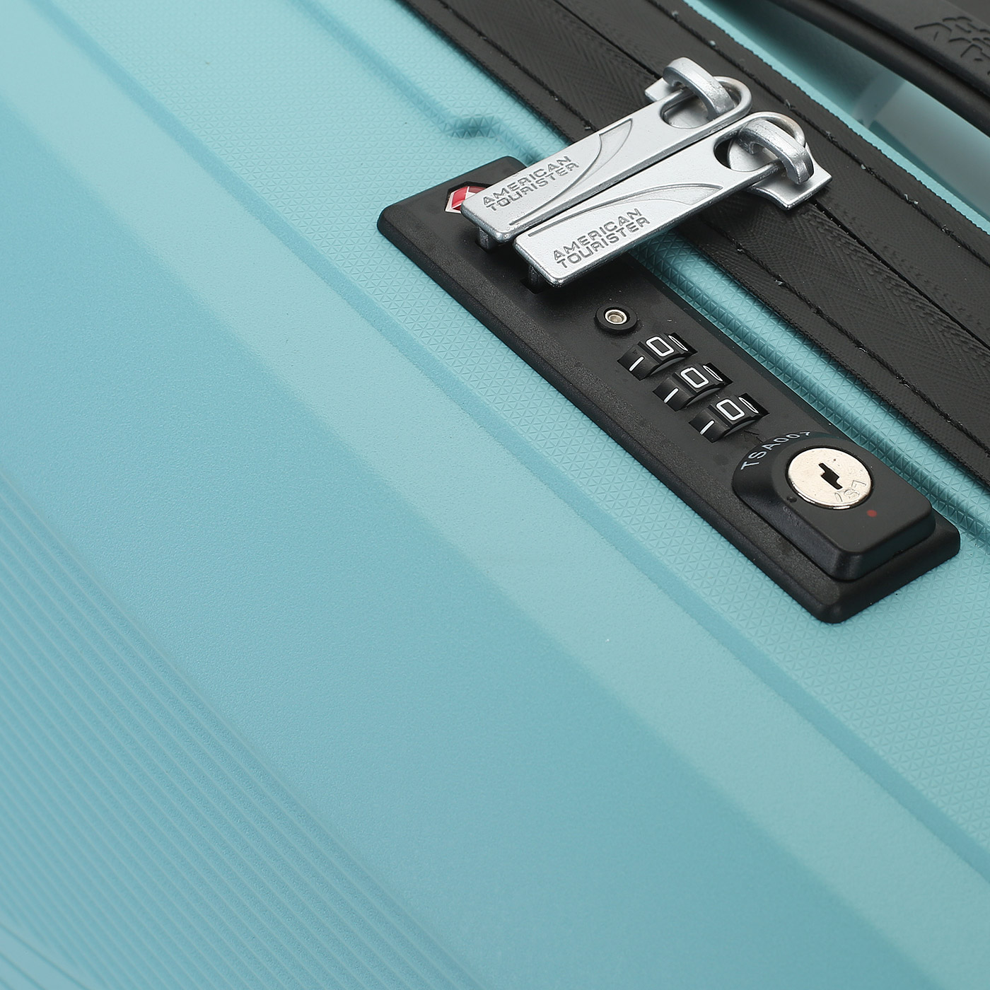 Чемодан для ручной клади из полипропилена с кодовым замком American Tourister Airconic
