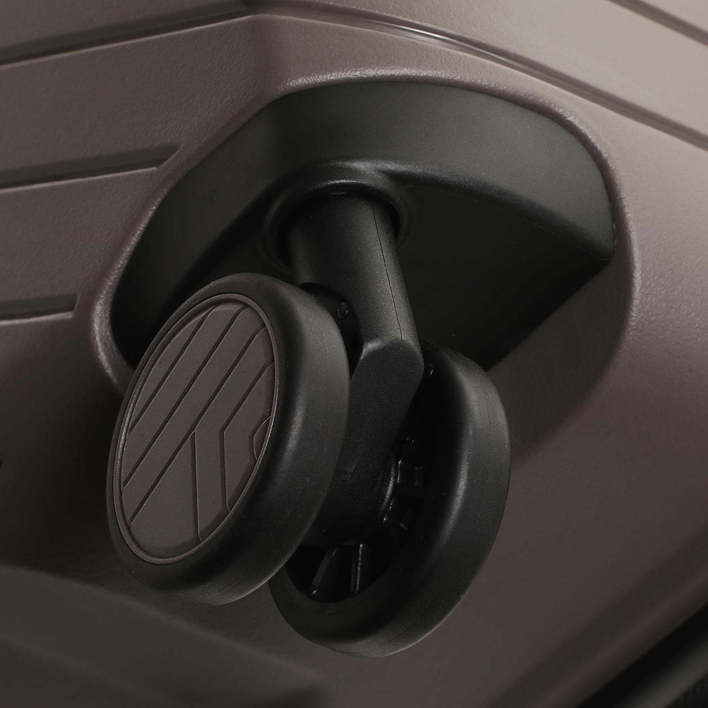 Чемодан средний M из полипропилена с кодовым замком Eberhart Allure