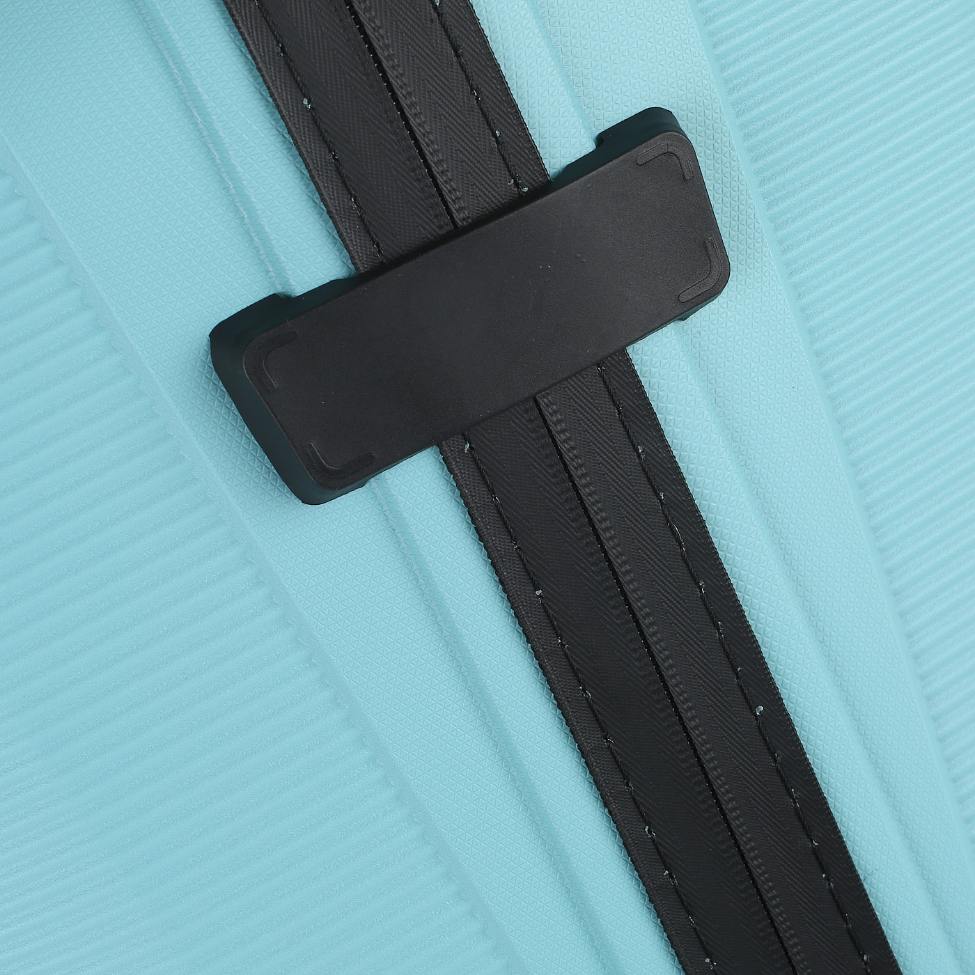 Чемодан большой L из полипропилена с кодовым замком American Tourister Airconic