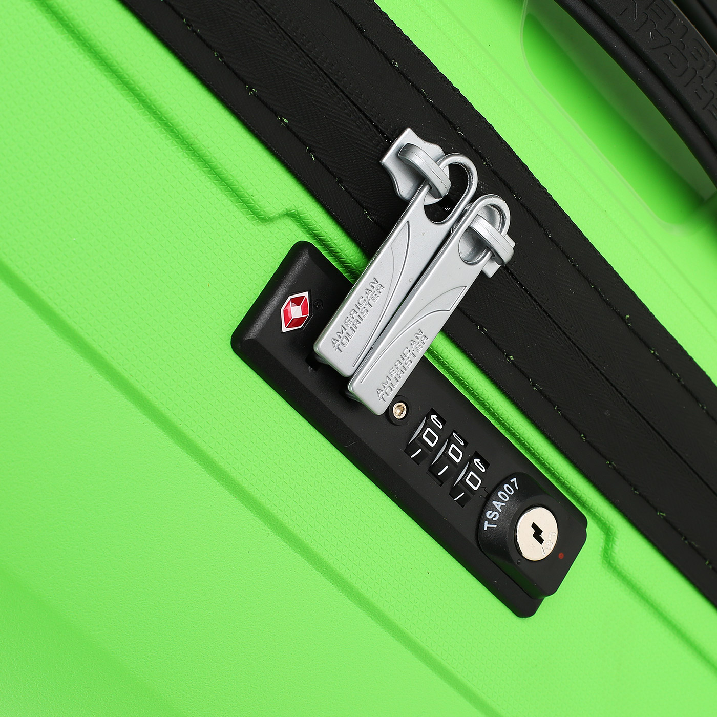 Чемодан средний M из полипропилена с кодовым замком American Tourister Airconic