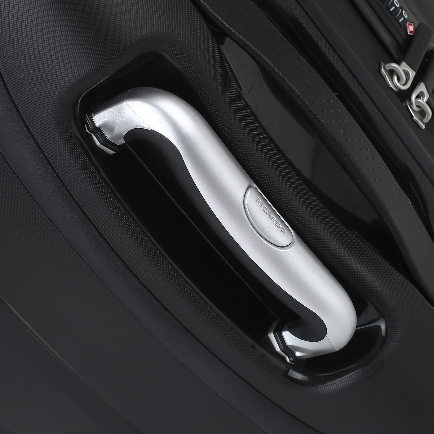 Чемодан средний M из полипропилена с кодовым замком Ricardo Mendocino