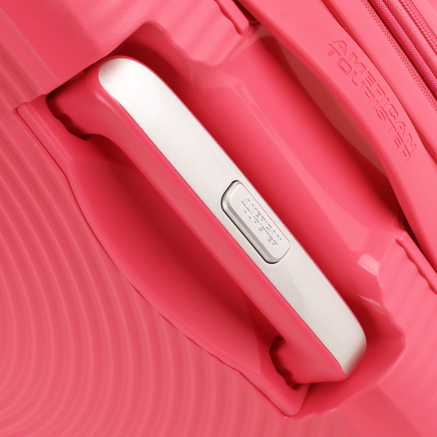 Чемодан средний M из полипропилена с кодовым замком American Tourister Soundbox