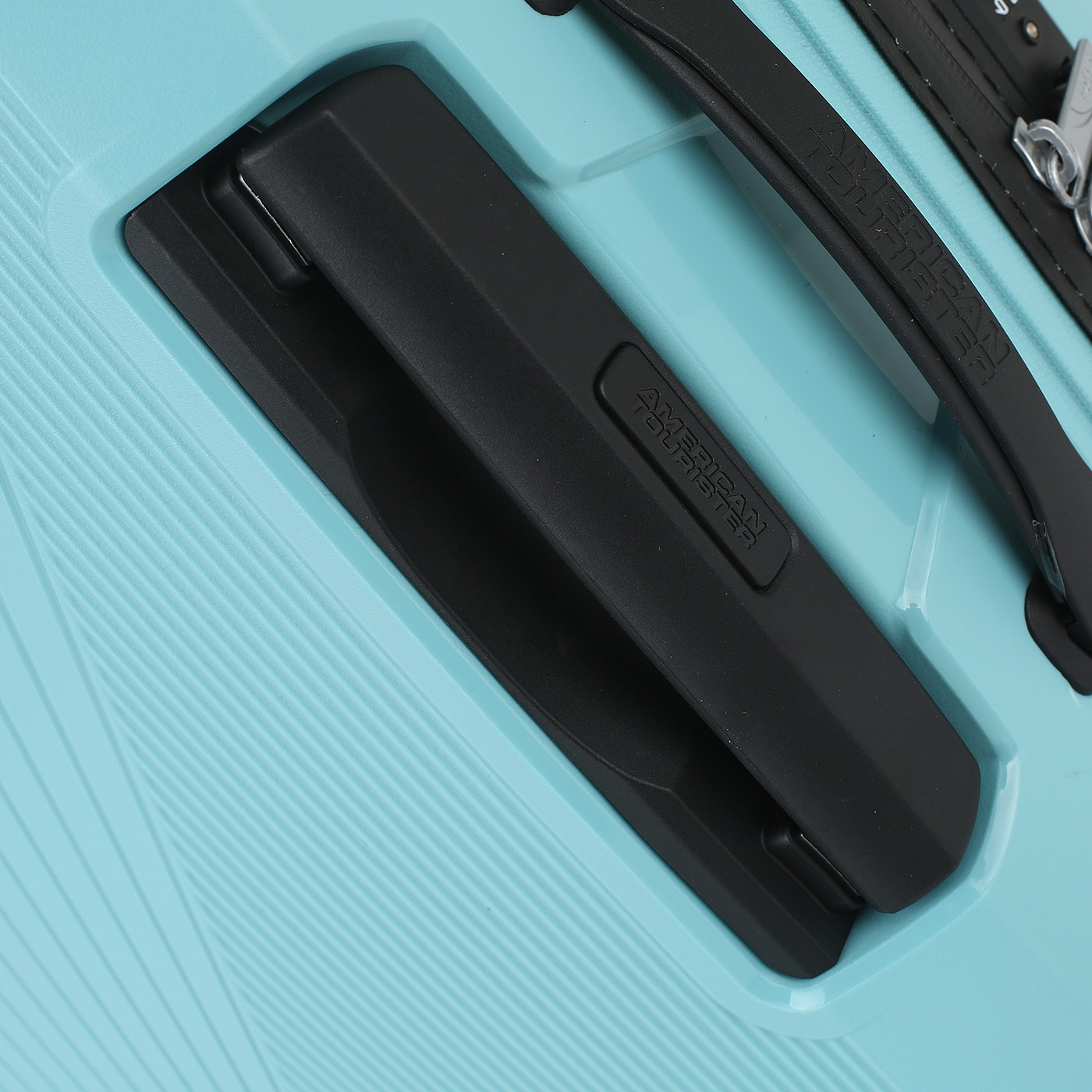 Чемодан средний M из полипропилена с кодовым замком American Tourister Airconic