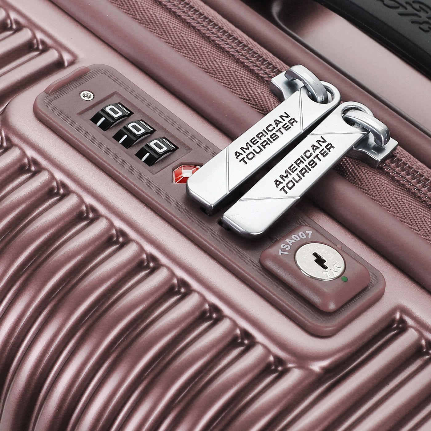 Чемодан для ручной клади из поликарбоната с кодовым замком American Tourister Modern Dream